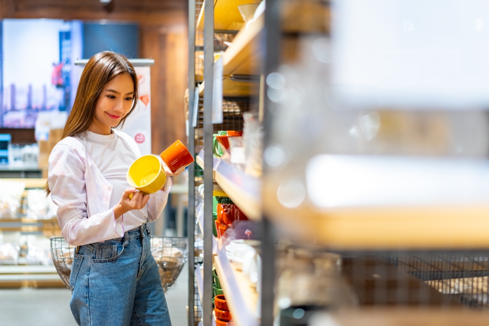 03_information-of-phahonyothin-road.jpg ผู้หญิงเลือกซื้อสินค้าในศูนย์การค้า