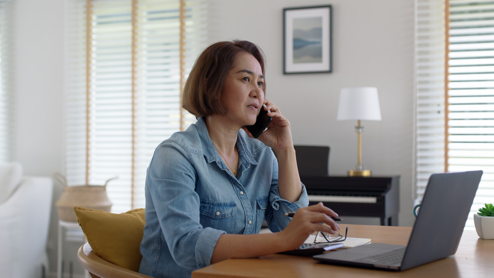 08_knowhow-what-is-retention.jpg ผู้หญิงโทรปรึกษากับสถาบันการเงินเรื่องข้อจำกัดของการ Retention บ้าน