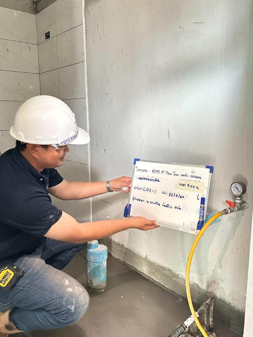 04_ap-house-water-supply-system.jpg กระบวนการทดสอบแรงดันน้ำ (Water Pressure Test) โดยมีการเชื่อมต่อเกจวัดแรงดันเข้ากับระบบท่อ