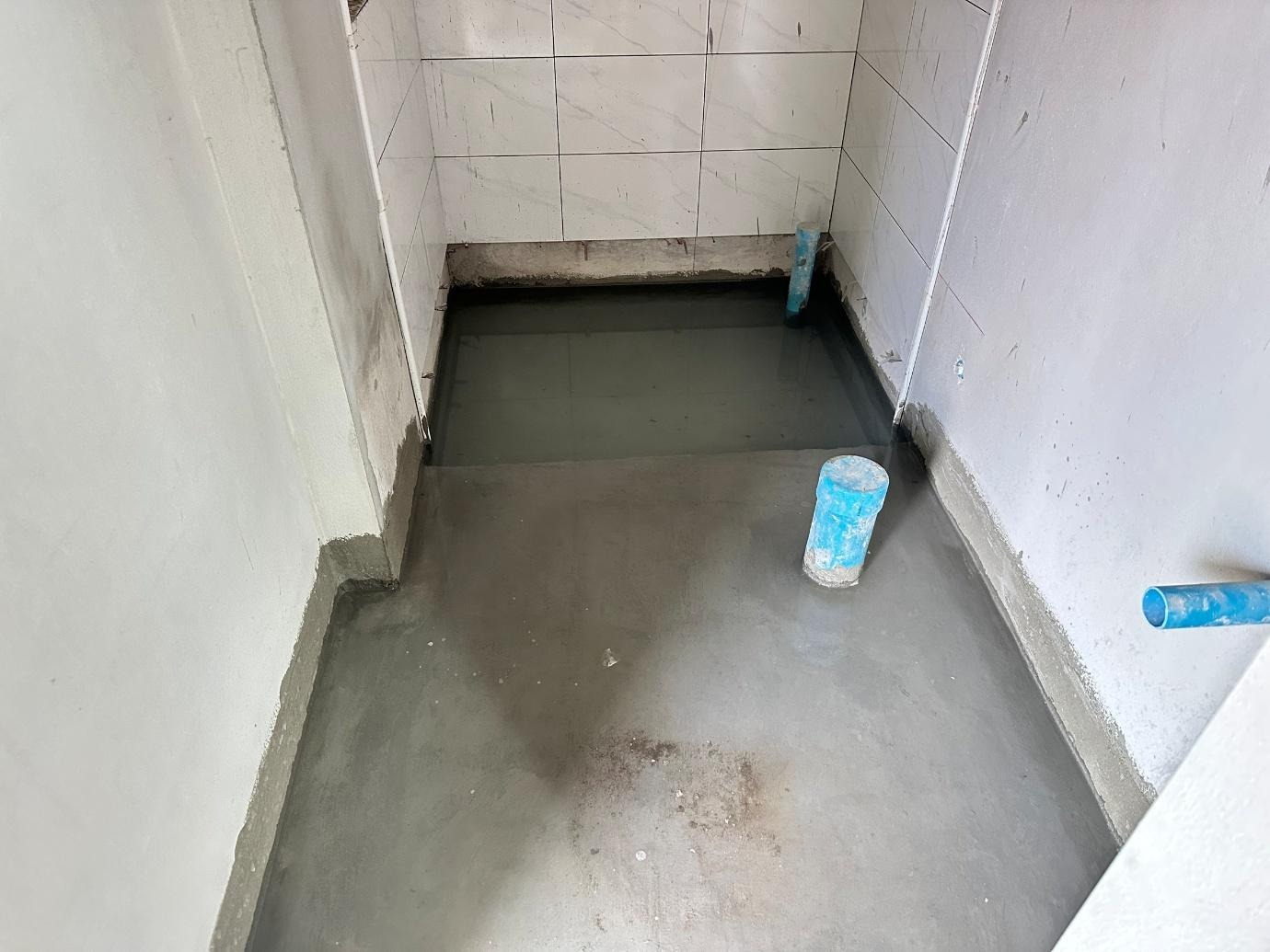 05_ap-house-water-supply-system.jpg พื้นที่ห้องน้ำที่ยังไม่ปิดผิวงาน ซึ่งกำลังเตรียมเข้าสู่กระบวนการขังน้ำเพื่อทดสอบหารอยรั่วซึม (Leak Test) บริเวณระบบระบายน้ำทิ้ง