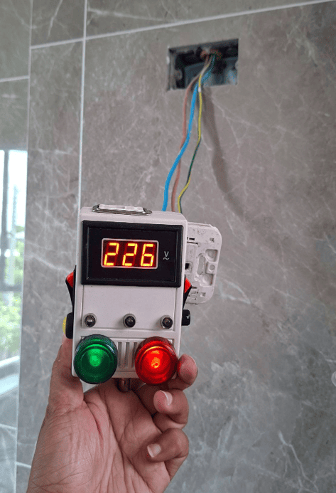 เครื่องทดสอบ RCD เสียบคาเต้ารับที่ผนัง หน้าจอแสดงค่าแรงดันไฟฟ้า 226 โวลต์ เพื่อทดสอบระบบป้องกันไฟรั่ว