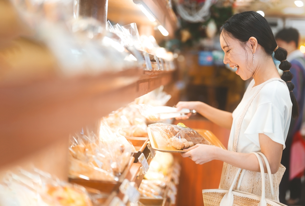 03_information-of-thepharak-road.jpg ผู้หญิงซื้อของกินที่ห้างสรรพสินค้า