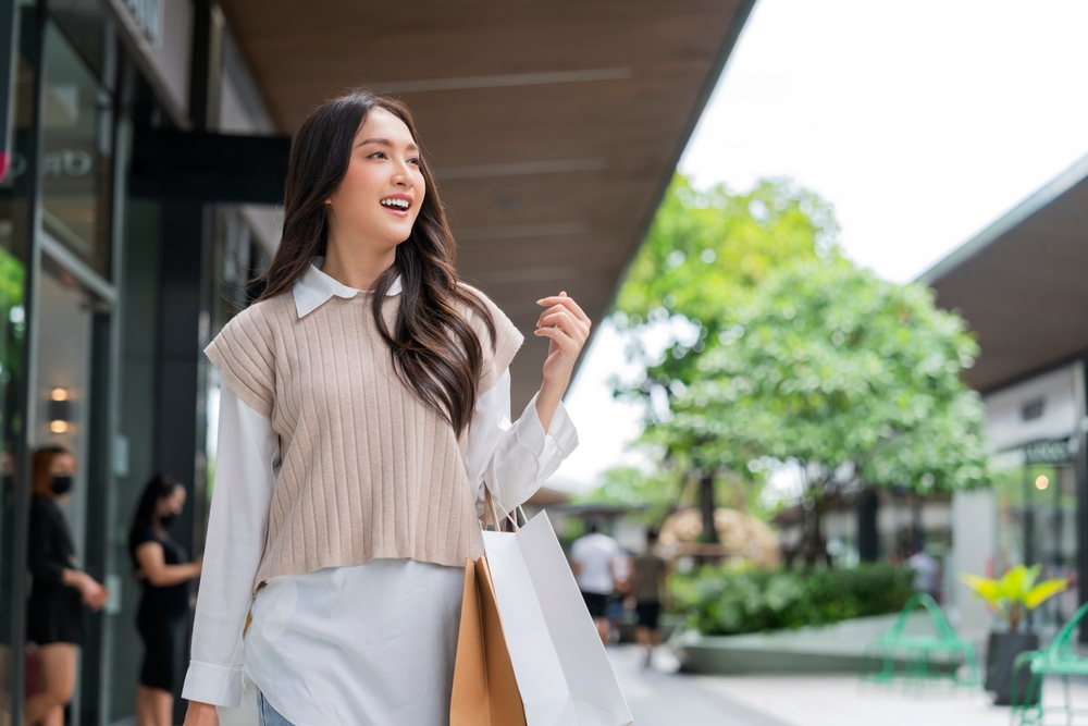 ผู้หญิงชอปปิงในห้างสรรพสินค้า