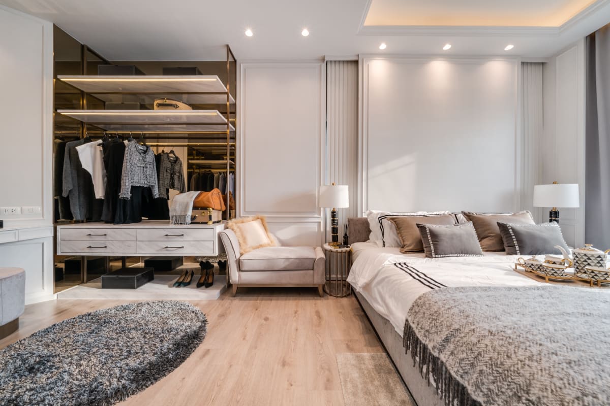 การตกแต่งบ้านสไตล์ Modern Classic ด้วยผนังคิ้วบัว