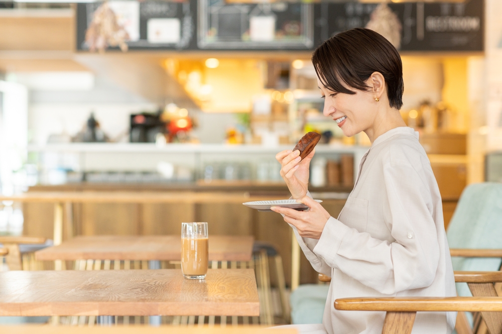 ผู้หญิงกินขนมในห้างสรรพสินค้า