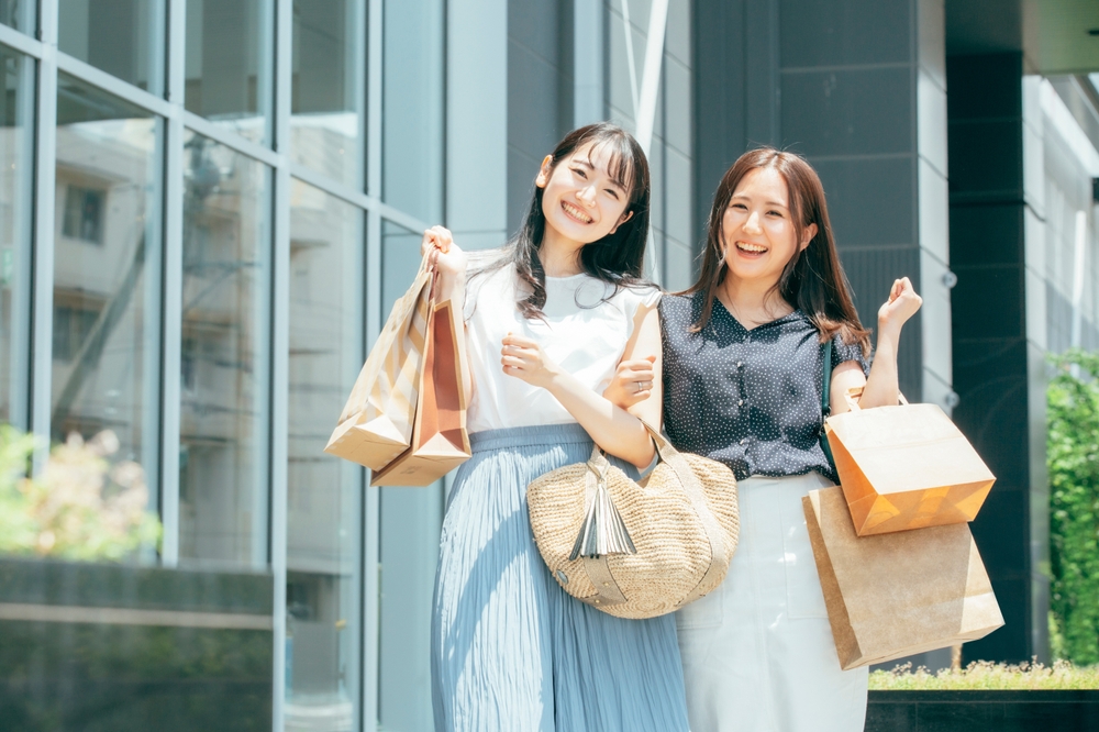 ผู้หญิงชอปปิงที่ห้างสรรพสินค้าชั้นนำ