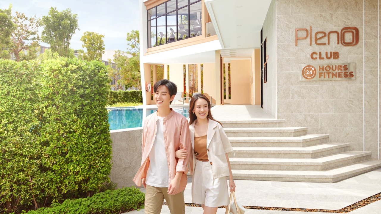 คู่รักเดินชมบรรยากาศรอบโครงการทาวน์โฮม PLENO สุขสวัสดิ์-ประชาอุทิศ 76