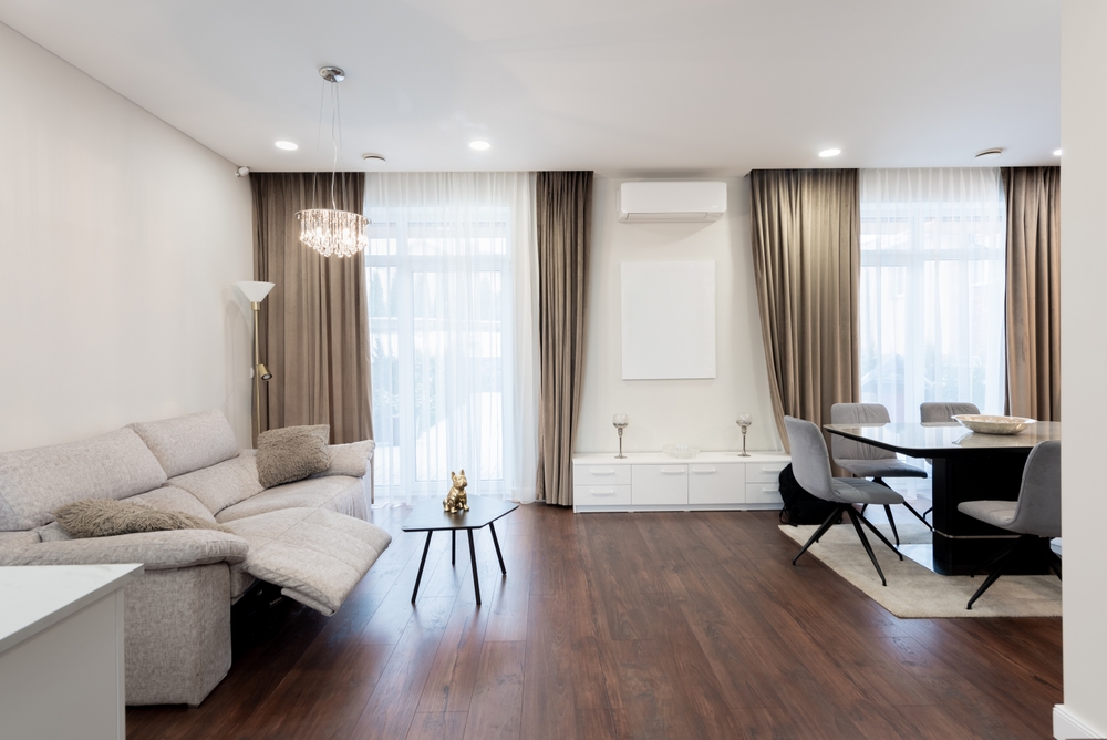 ผ้าม่านสีเบจในห้องนั่งเล่นสีขาว