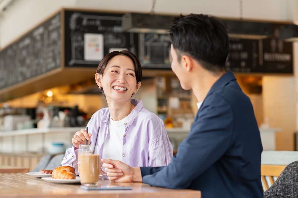 คู่หนุ่มสาวนั่งทานอาหารในคาเฟโซนเอกชัย