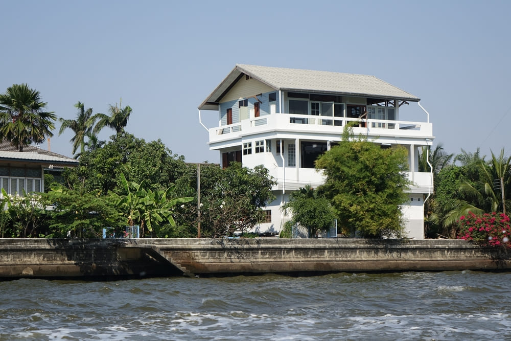 05_what-is-building-setback-regulations.jpg บ้านที่สร้างริมแหล่งน้ำสาธารณะ โดยเว้นระยะร่นไว้