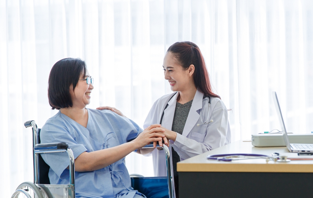 04_information-of-phahonyothin-road.jpg หมอดูแลคนไข้