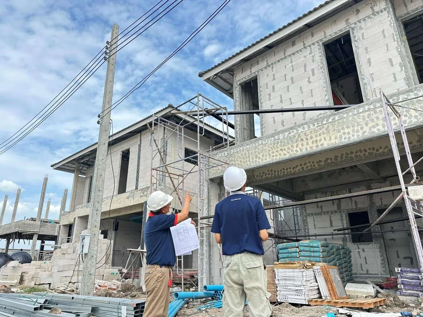 วิศวกรโครงการและทีมควบคุมคุณภาพ (QA) ส่วนกลางของเอพี ลงพื้นที่ตรวจหน้างานร่วมกันเพื่อควบคุมคุณภาพการก่อสร้างบ้านให้ได้มาตรฐาน