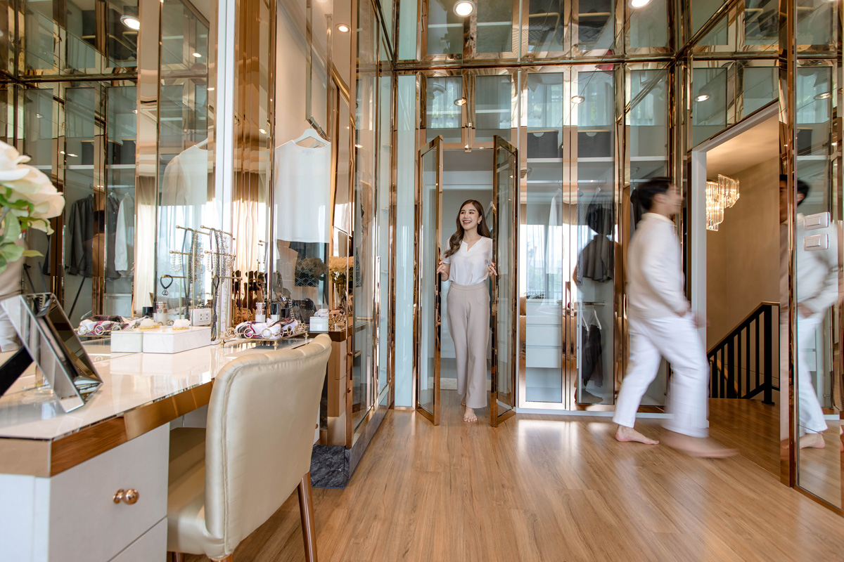 Walk-In Closet ในห้องนอนทาวน์โฮม บ้านกลางเมือง พระราม 9 (กรุงเทพกรีฑาตัดใหม่)